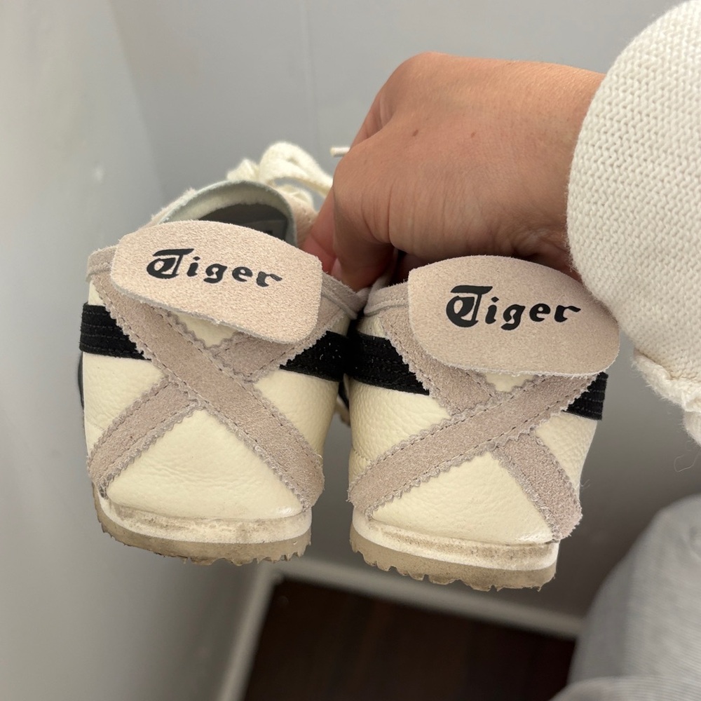 Onitsuka Tiger Cream & Black Low-Top Sneakers - Picture 6 of 9